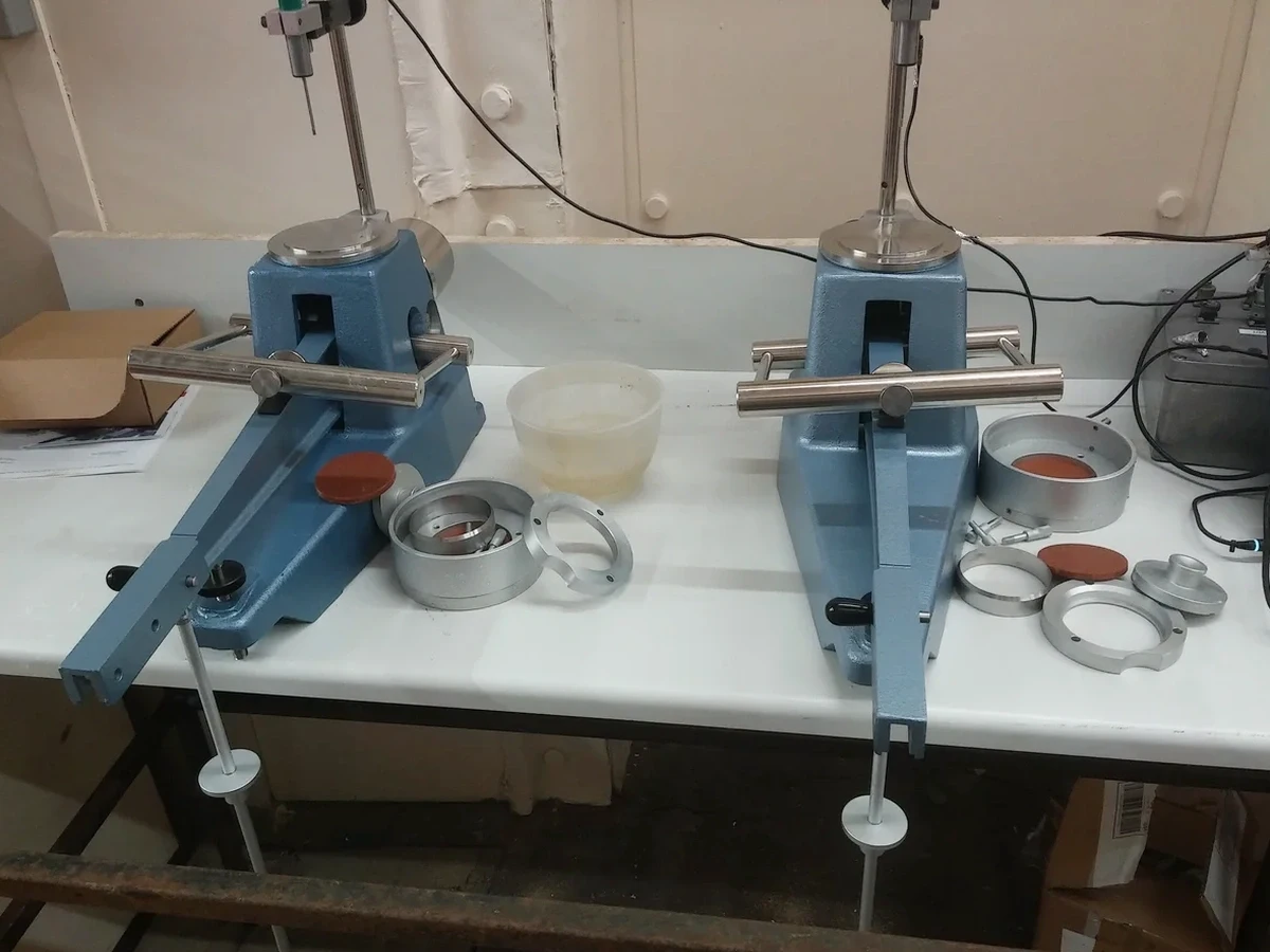 Límites de Atterberg en Coronel: Plasticidad y Control de Suelos Finos